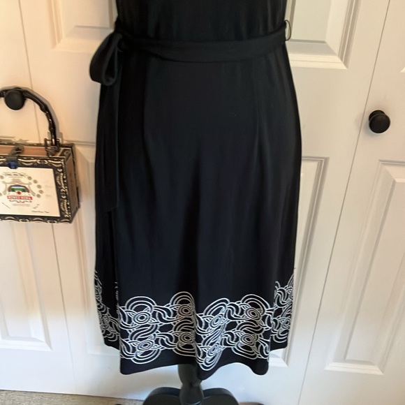 Vnecked slip LBD w/darted bust & gorgeous white embroidery bordered bottom - Picture 3 of 15